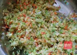 Illustration of how to make Korean rice noodle dumplings 3