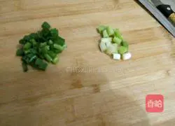 Illustration of how to make poached egg noodles 1