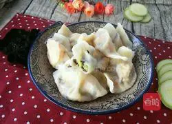 Illustration of how to make zucchini and black fungus dumplings 10