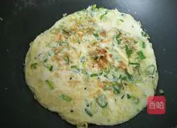 Illustration of how to make scallion egg pancake 8