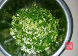 Illustration of how to make pork and mushroom dumplings 4