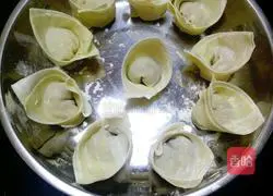 Illustration of how to make fresh meat wontons 8