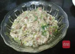 Illustration of how to make pork and coriander wonton stuffing 14