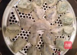 Illustration of how to make leek dumplings and fungus dumplings 7