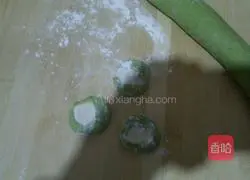 Illustration of how to make two-color dumplings 3