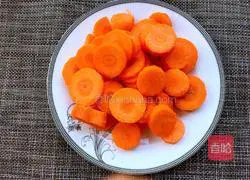 Illustration of how to make carrot and lotus steamed buns 2