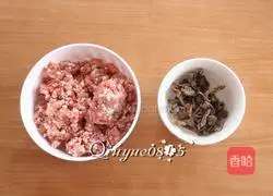 Illustration of how to make hazel mushroom and pork dumplings 1