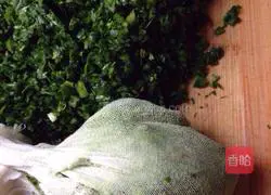 Three colors Illustration of how to make wonton wrappers 4