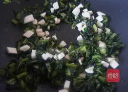  Illustration of how to make braised rice with lettuce leaves and broad beans 4