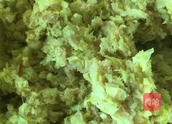 Illustration of how to make pickled cabbage dumplings 6