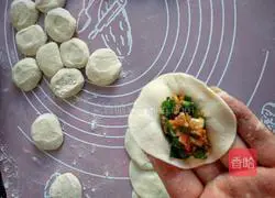 Illustration of how to make dumplings stuffed with mushrooms and carrots 11