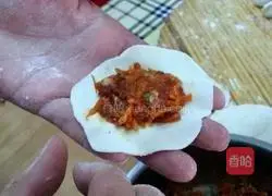 Illustration of how to make beef and carrot dumplings 11