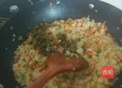 Illustration of how to make fried rice with shrimps, radish, pepper and pickled vegetables 8