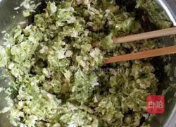 Illustration of how to make zucchini, egg and shrimp skin dumplings 5