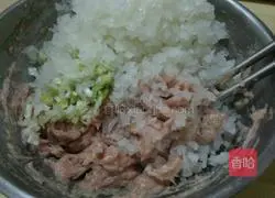 Illustration of how to make two-color dumplings 1