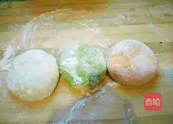 Illustration of how to make colorful red dumplings 9