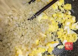 Illustration of how to make waterless leek and egg dumpling fillings 6