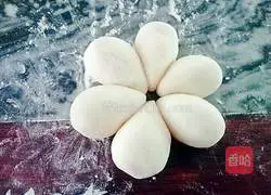 Illustration of how to make flower steamed buns 6