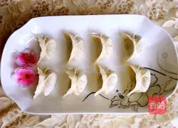 Illustration of double-folding dumpling wrapping method 7