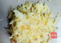 Illustration of how to make pan-fried potato pancakes 4