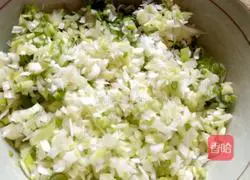 Illustration of how to make pork and lotus root stuffed buns 5