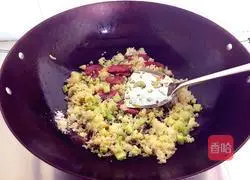 Illustration of how to make sausage and cucumber fried rice 9