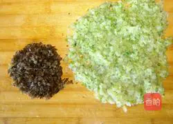 Illustration of how to make cabbage and fungus dumplings 5