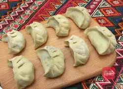 Illustration of how to make three fresh stuffed dumplings 21