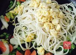 Illustration of how to make vegetarian egg fried noodles 8