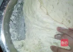 Illustration of how to make steamed buns stuffed with chives and eggs 2