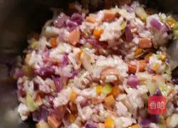 Illustration of how to make colorful vegetable fried rice 6