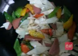 Illustration of how to make fried noodles with colored pepper 9