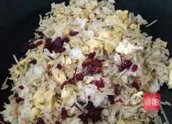 Illustration of how to make green bean sprouts and egg fried rice 10