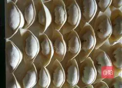 Illustration of how to make dumplings stuffed with pork and lotus root 10