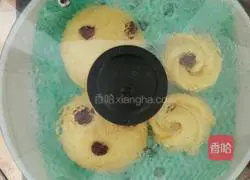 Illustration of how to make evaporated milk rose pumpkin steamed buns 6