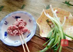 Pork Illustration of how to make green onion wontons 1