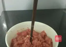 Illustration of how to make meat stuffing for dumplings and wontons 7