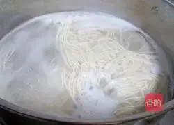 Illustration of how to make noodles with onion oil 14