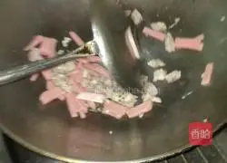 Illustration of how to make fried noodles with diced luncheon meat 6