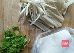 Illustration of how to make sour soup wonton wrappers 2