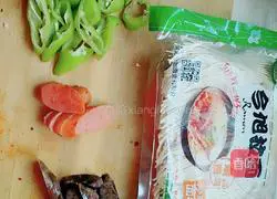 Illustration of how to make fried noodles with preserved meat 1