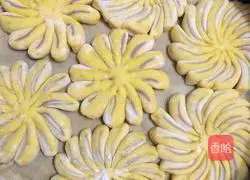 Illustration of how to make three-color chrysanthemum steamed buns 12