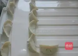 Illustration of how to make leek, shrimp and meat dumplings 5