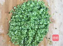 Illustration of how to make pork and celery dumplings 1