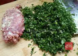 Illustration of how to make shepherd's purse and meat dumpling stuffing 5