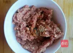 Illustration of how to make mushroom and pork wontons 5