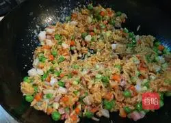 Xinwen Gourmet Scallop, Shrimp and Egg Fried Rice Recipe Illustration 11