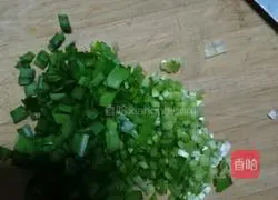 Illustration of how to make leek and egg pancakes 3