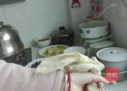 Illustration of how to make celery and pork dumplings 5