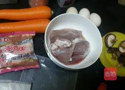 Illustration of how to make three fresh wontons during cleaning 1